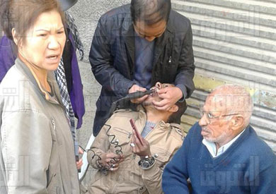 صينيون بشوارع السويس لتركيب الأسنان.. والضرس بـ75 جنيها - تصوير: سيد نون